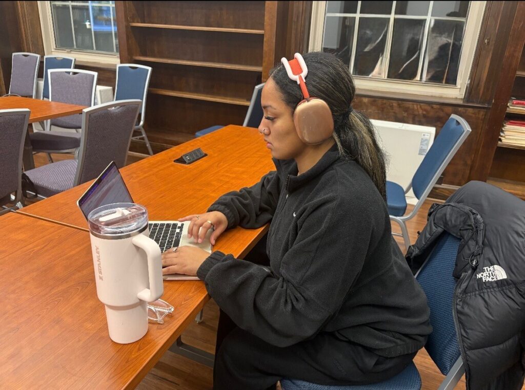 MIDM scholar (R) at Savannah State University sees her room for the first time while TeeJ Mercer (L) looks on. (Photo courtesy of LaTerra Wise)